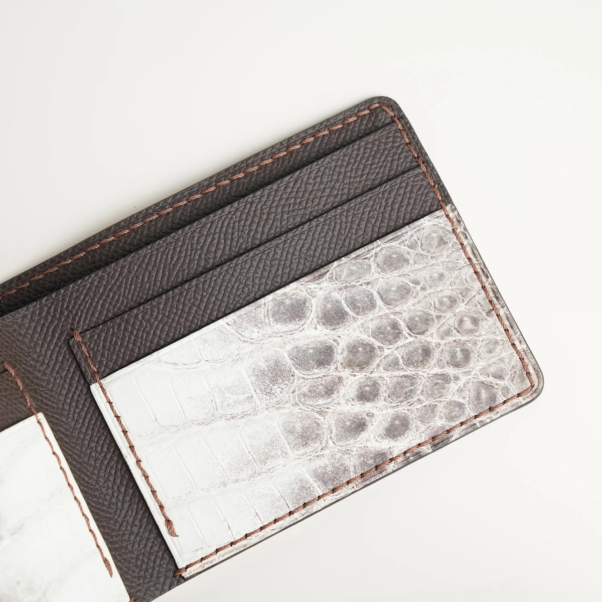 What is a full grain leather bifold wallet?