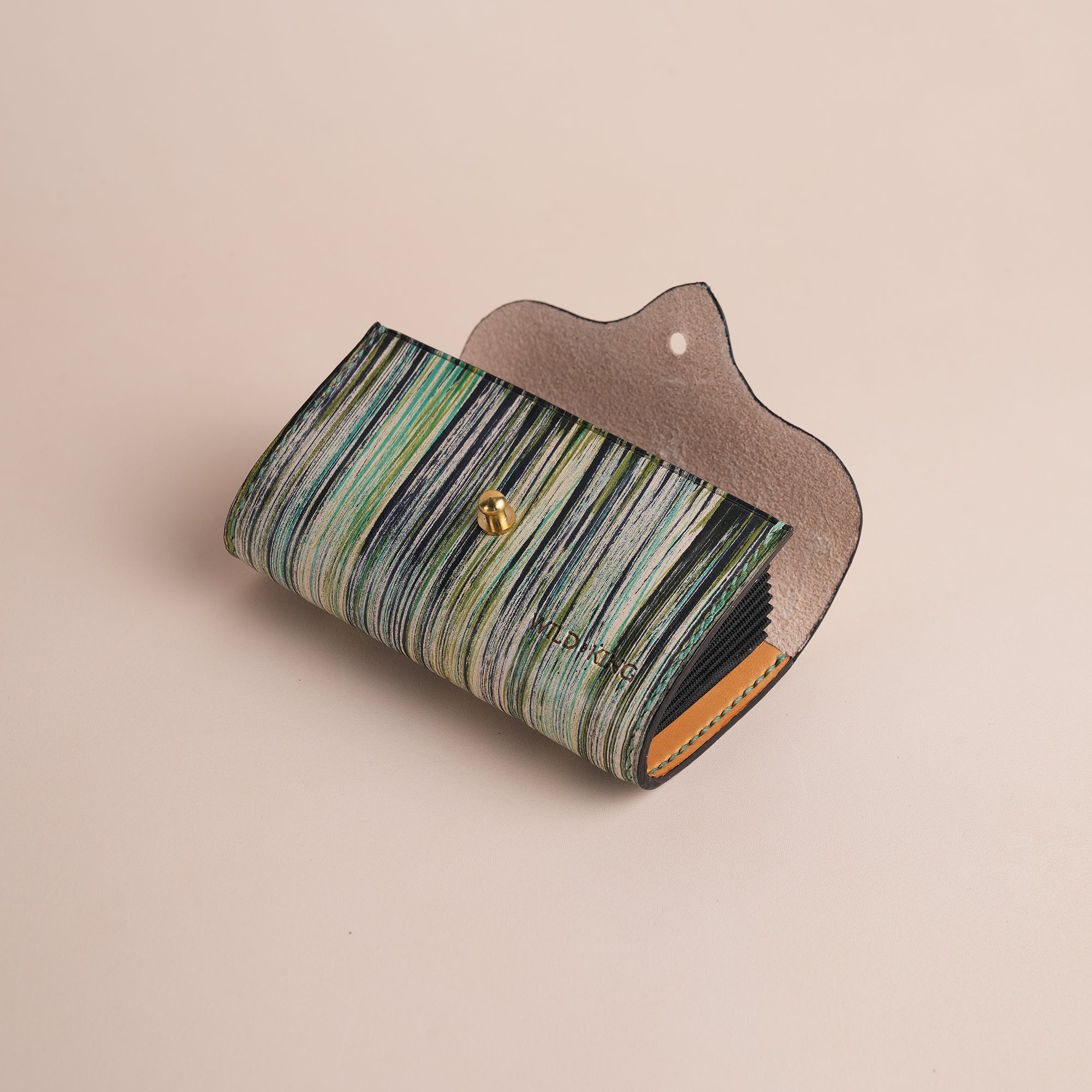 Minimalist Green Leather Card Organizer Wallet - Natural Streaks