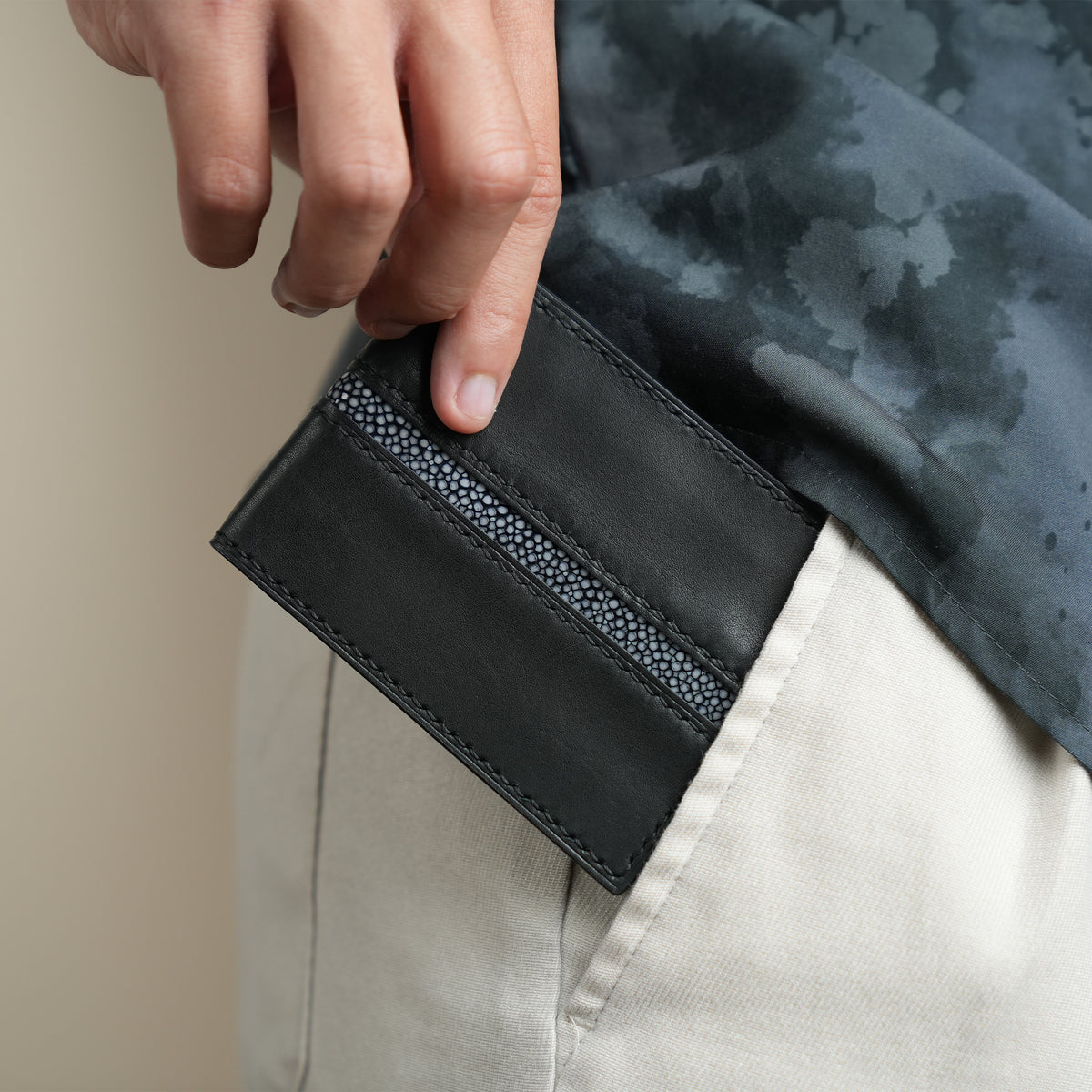 Black Smooth Calf Leather Bifold Money Clip - Stingray Trim